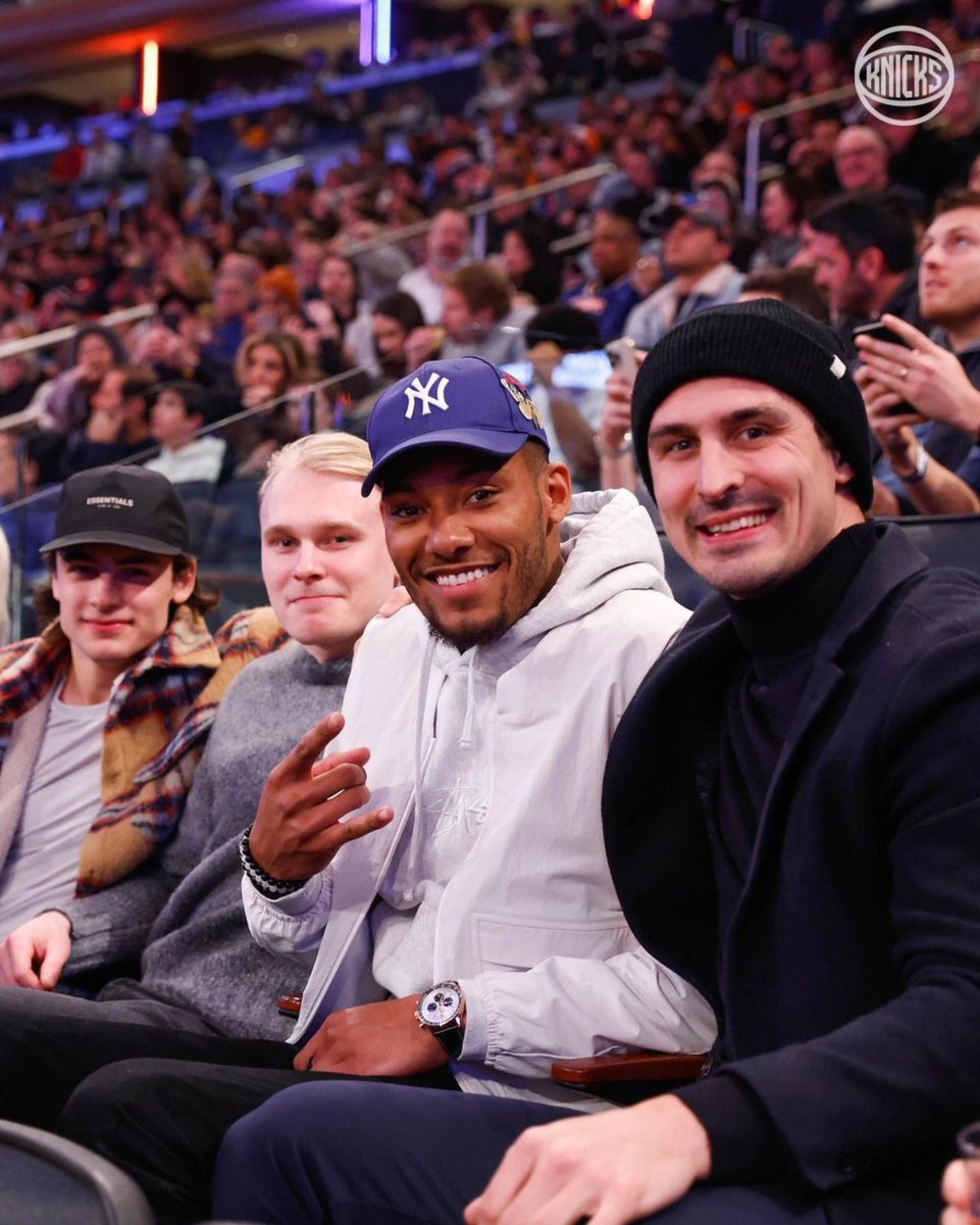 NYRangers's tweet image. Back on the home front + ready to go. 🤝