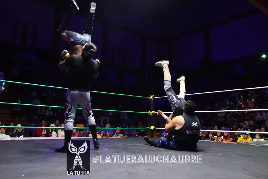 LaTijeraLucha's tweet photo. En una gran lucha inicial desde el #TemploDeLaMagiaLuchistica, la primera batalla es para la dupla ruda de #VenganzaIndiaJr y #RustoBlack ante los jóvenes #Raiden y #ReyRojo,lucha que calienta a la afición de #InvasionIndy en las #NochesDeLocosXLaLucha,monedas para ambas parejas. https://t.co/5TNKZ8LbDy
