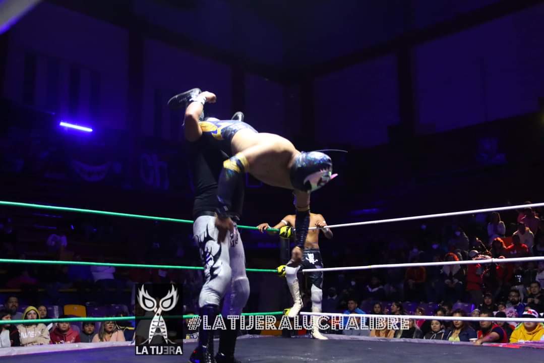 LaTijeraLucha's tweet photo. En una gran lucha inicial desde el #TemploDeLaMagiaLuchistica, la primera batalla es para la dupla ruda de #VenganzaIndiaJr y #RustoBlack ante los jóvenes #Raiden y #ReyRojo,lucha que calienta a la afición de #InvasionIndy en las #NochesDeLocosXLaLucha,monedas para ambas parejas. https://t.co/5TNKZ8LbDy