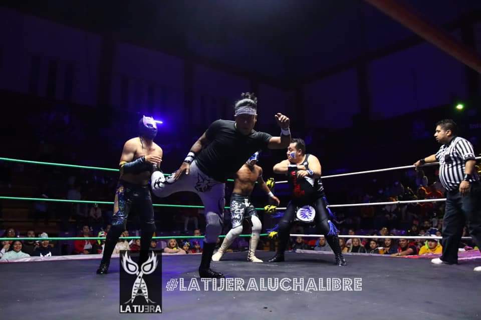 LaTijeraLucha's tweet photo. En una gran lucha inicial desde el #TemploDeLaMagiaLuchistica, la primera batalla es para la dupla ruda de #VenganzaIndiaJr y #RustoBlack ante los jóvenes #Raiden y #ReyRojo,lucha que calienta a la afición de #InvasionIndy en las #NochesDeLocosXLaLucha,monedas para ambas parejas. https://t.co/5TNKZ8LbDy