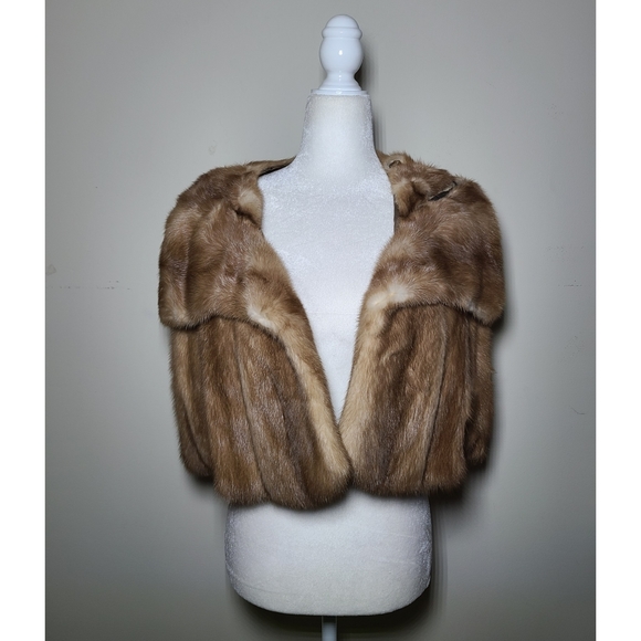 Samanth61744931's tweet photo. So good I had to share! Check out all the items I'm loving on @Poshmarkapp #poshmark #fashion #style #shopmycloset #vintage #hunterfortarget #skims: https://t.co/BvjWGbginN https://t.co/TmMRyAbwfC