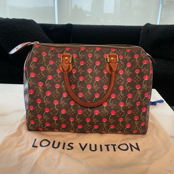 designerdivaC's tweet photo. So good I had to share! Check out all the items I'm loving on @Poshmarkapp #poshmark #fashion #style #shopmycloset #louisvuitton: https://t.co/ZBKRyEO8U6 https://t.co/70rLqHcpnF