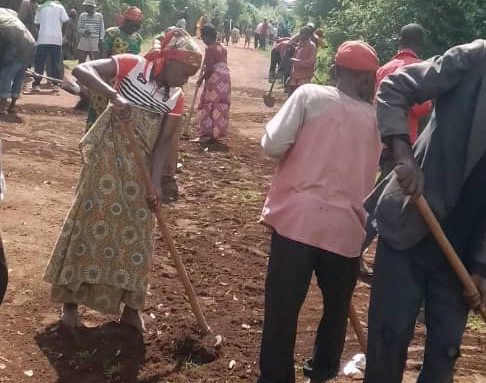 CRyansoro's tweet photo. Kuri uyu wa gatandatu igenekerezo rya 04.02.2023,Musitanteri wa komine Ryansoro Sinzobashirwako Joseph yifadikanije n'abenegihugu bo ku mutumba #Ntunda mu bikorwa vyo gusanura ibarabara #Ntunda_Kibaya.@Gitega @MininterInfosBi #Burundi https://t.co/1kKoXFdk5q