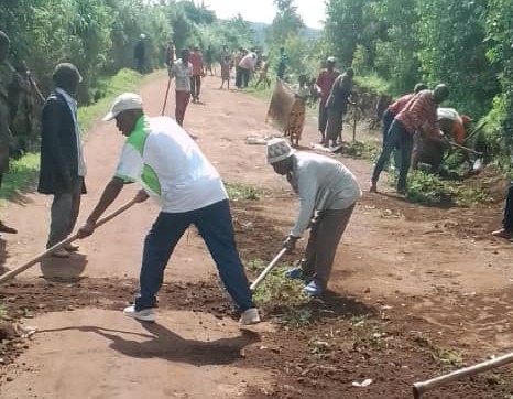 CRyansoro's tweet photo. Kuri uyu wa gatandatu igenekerezo rya 04.02.2023,Musitanteri wa komine Ryansoro Sinzobashirwako Joseph yifadikanije n'abenegihugu bo ku mutumba #Ntunda mu bikorwa vyo gusanura ibarabara #Ntunda_Kibaya.@Gitega @MininterInfosBi #Burundi https://t.co/1kKoXFdk5q