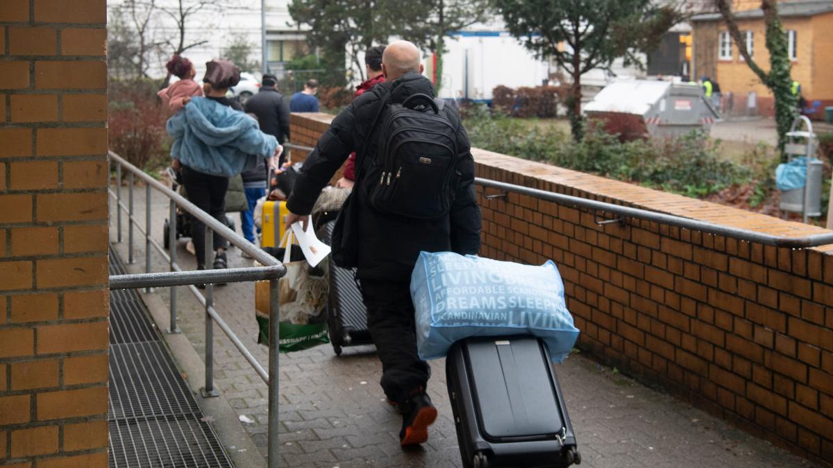 welt's tweet photo. Bundesbürger wollen weniger Flüchtlinge im Land https://t.co/m62jIHXvzd https://t.co/5sZxZRUFfE