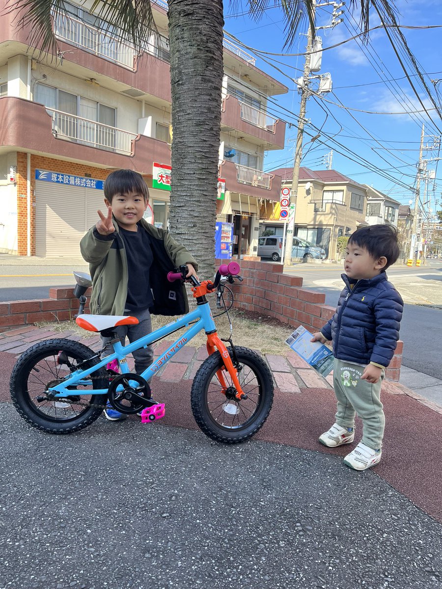 astbikes's tweet photo. 新宿から #ヨツバサイクル を求めてご来店頂きました。ピンクが好きと言う事で最初から #プチカスタム グリップとペダルをピンクに交換。
これで補助無し頑張って下さいね。ご来店ありがとうございました😊
#zero14
#astbikes
#astforest
#練馬
#板橋
#和光市
#秩父市
#マウンテンバイクショップ https://t.co/BY7hTUd1Ir