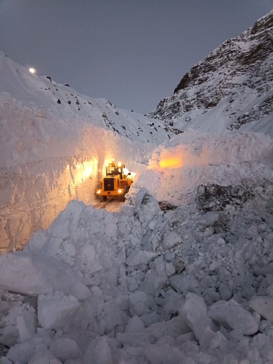 DIPR_Kargil's tweet photo. Team Mechanical Engineering Division Kargil is on the job till late night between Parkachik-Rangdum stretch to open Kargil-Zanskar road in winter.

@lg_ladakh @FerozKhan_Kgl @Er_PunchokTashi @sahuajeet
@DvCom_Secretary @santoshsukhdeve @LAHDC_K @Kargil_Today @Greater_Ladakh https://t.co/ZrAuRbNMd4
