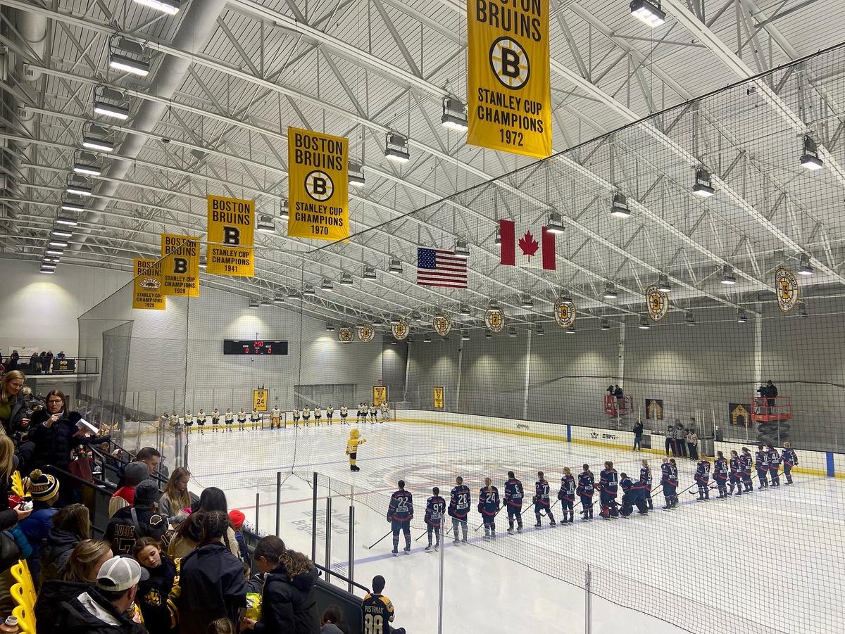 allisonbsmith15's tweet photo. Rounding out the end of UMB SLA IW&amp;GS week with supporting and cheering for @UMassBeacons @UMassBoston_WBB @UMBWHockey, Q&amp;A with @jacquischuman and attending @TheBostonPride pride 5-0 win over the @Riveters! Thank you to @TheBostonPride @goals_sports_ @pghcaroline for having us! https://t.co/2XgbbXH1ZS