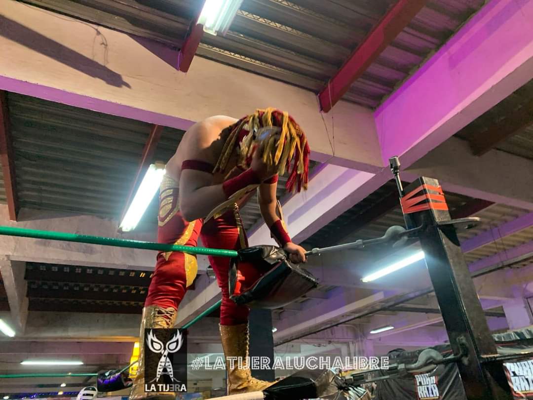 LaTijeraLucha's tweet photo. La lucha especial de #AsameProducciones en la #ArenaReyBucanero,la tercia ruda de #GuerreroWMCJr #IceKillerJr y la sorpresa de la noche, el continuador #CanallaJr cae ante #AguilaDorada, #UltimoAztecaJr y #Espacial; en batalla de alarido y constantes castigos.
#latijeraluchalibre https://t.co/YuQ8zrc2fT