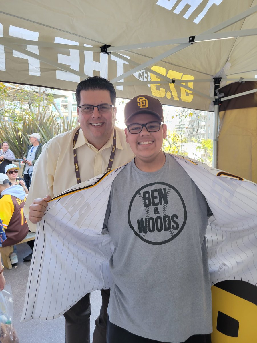 pbauersd's tweet photo. Tier 1 from day 1! My kid got to meet the great @BenHigginsSD at Fan Fest.
 #PadresFanFest #619allthetime @BenAndWoods https://t.co/8vH0QdBo6E