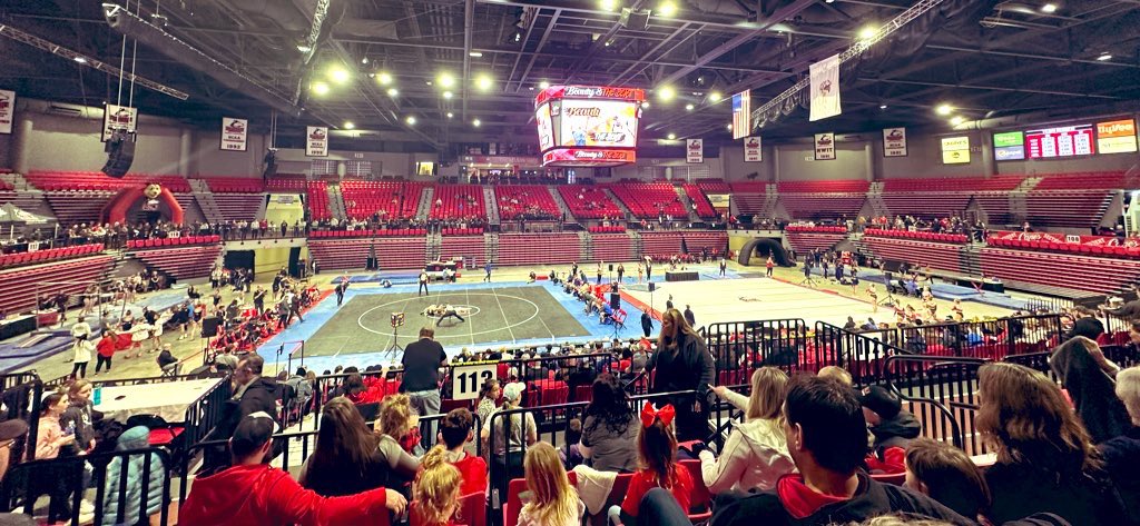 sondraparys's tweet image. It was a great day to be a Huskie and to see 4 exciting wins by @GoHuskiesWBB, @NIUWrestling, @Niugymnastics, and @GoHuskiesMBB!! #letsgodogs👏🏼🐾
