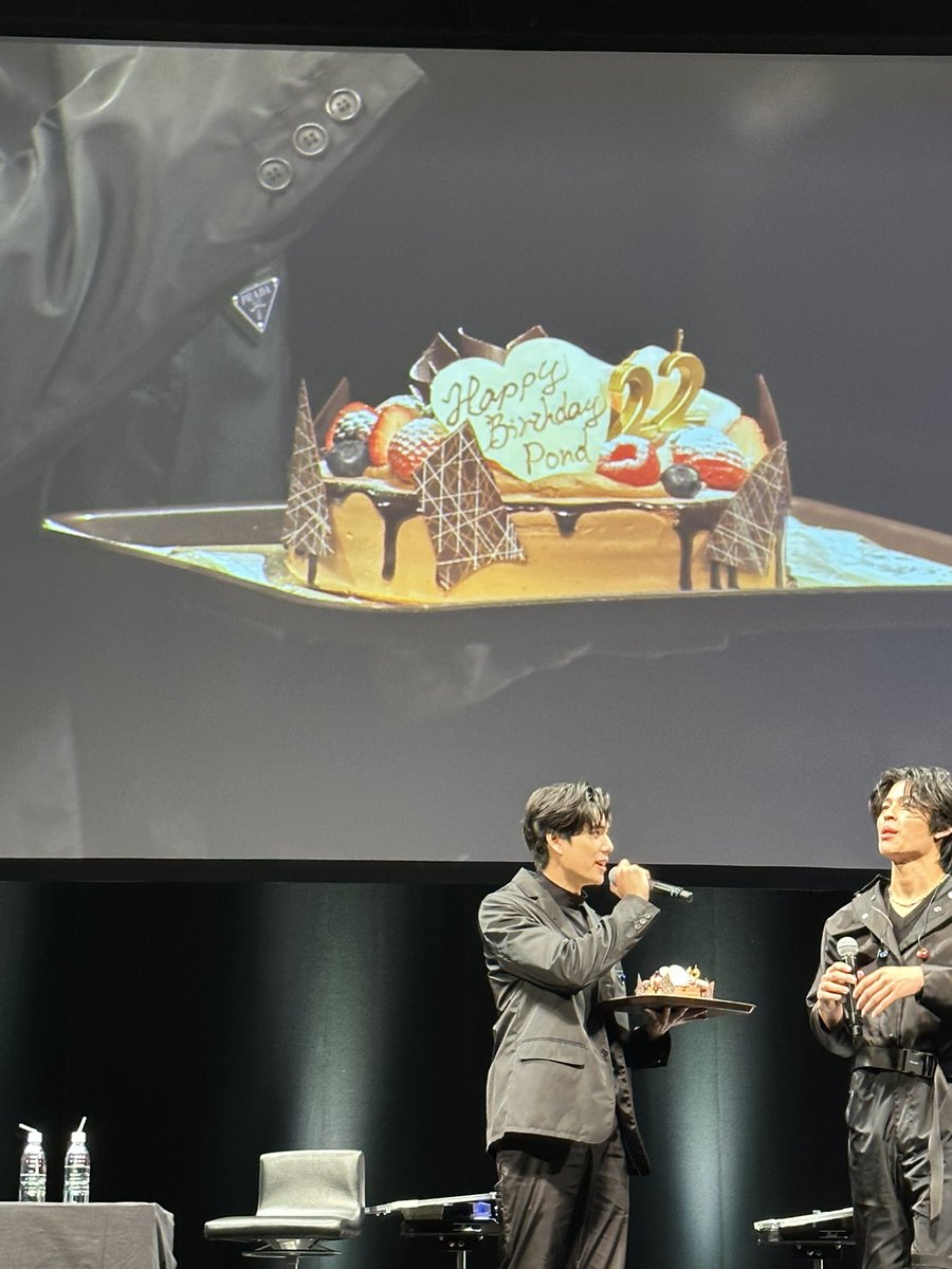 nonkichi_th's tweet photo. PP1stFanMeeting inTokyo⑤
みんなで祝う
Pond BD🎂🥳🎈🎈🎈
めちゃくちゃ美味しそうなケーキだな。
昼ごはん食べてないからお腹鳴るよー。
お誕生日おめでとう🎊
この時はまだ21歳✨✨
#GMMTVFANDAY
#FKPPfandayxTokyo
#PremiumPlusPackage
#ปอนด์ภูวินทร์
#PPFK来日記念振り返り https://t.co/29QCLyDcY4