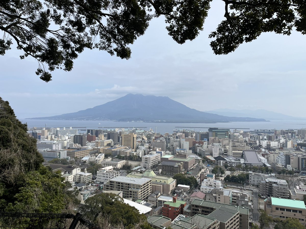 Pt2oV's tweet photo. 城山公園から鹿児島市内、桜島 https://t.co/5Nvp2X1wLC