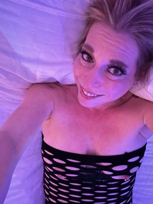 Trouble tonight who wants to join me!! Xoxox mwah 💋 🍑 🔥 https://t.co/Y9E1cyc48C