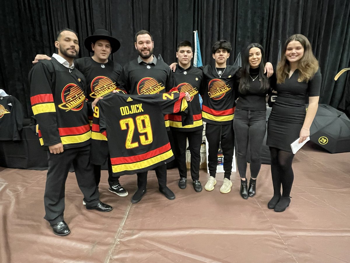 The @canucksalumni handed a signed jersey to Gino Odjick’s children today at a memorial held at @musqueam. RIP Gino ❤️🙌🏻