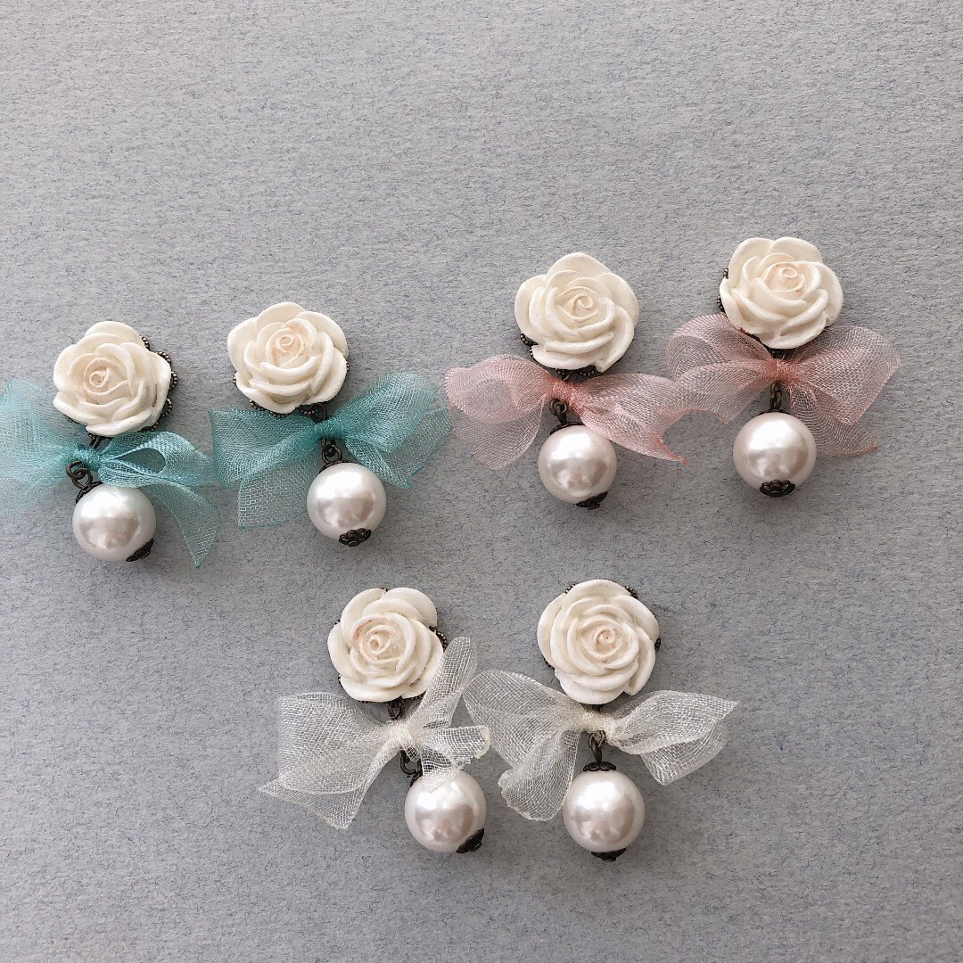 hanakabeads1's tweet photo. ふんわりオーガンジーとミニローズです☺️
春の耳元にどうぞ🌸

2/11(土)12:00～18:00
axesfemme銀座LAB Handmade market
東京都中央区銀座3丁目7−3 銀座オーミビル6階

リボンが透けて撮るのに苦労しちゃった😆 https://t.co/4svAa9hSBw