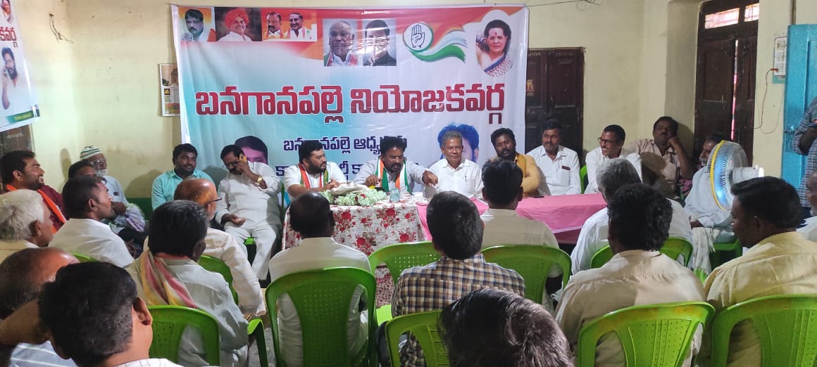 KottiRakesh's tweet photo. Yesterday we had a fruitful #HaathSeHaathJodo campaign in Panyam and Janaganapalli constituencies. 

Several citizens enquired about the benefits of the Special Category Status for Andhra Pradesh. We explained to them how it is crucial for the development of the state. https://t.co/9d5oK1UkqS