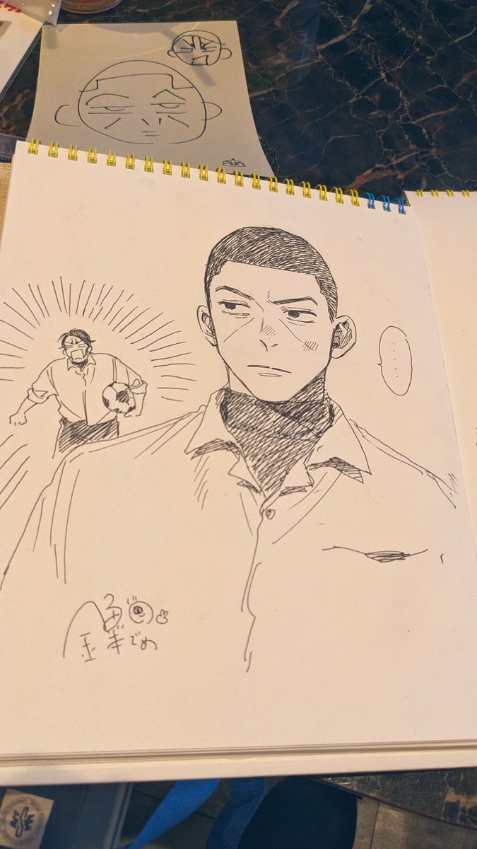 見てーーーーーーー!!!!!!昨日描いて貰ったスケブ素敵過ぎるので見てーーーー!!!凄いーーーー😭😭😭😭絵が出来上がってく…はわ…と眺めてました。魔法だったな…葉菜さんの絵に写り込んでるのは葉菜さんのフリした城田の手です。
3枚目は皆で描いた5秒で描いた🌙と🎏。誰のかわかったら凄い