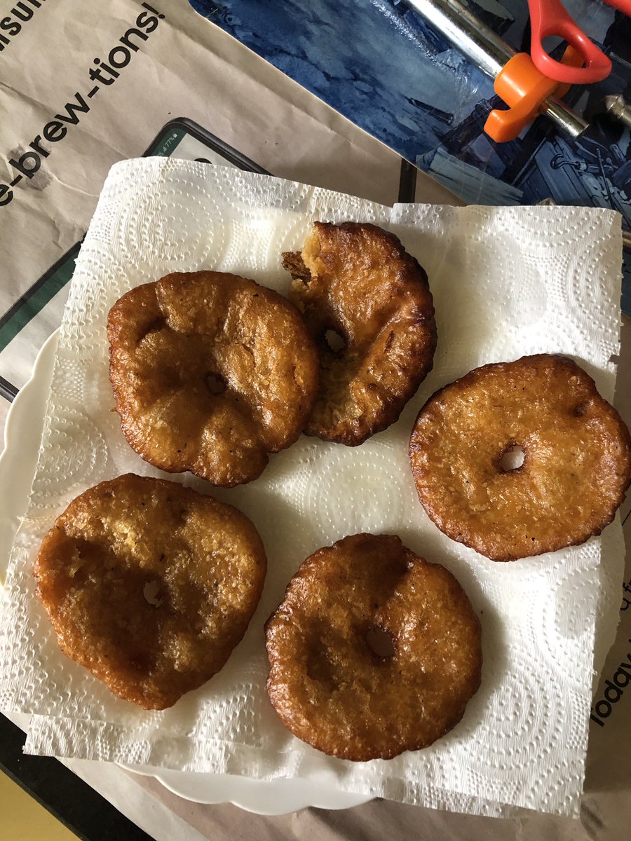 vrundavs's tweet photo. #kajjaya
I can’t make the hittu ….but if someone makes it for me…I can make nice kajjaya😁
Got it from #chikkade..dr.Vijay’s village. Was made for deviramma jaathre
I eat it with ghee..he eats with banana🤔
#gowdafood #mandya #traditionalsweets https://t.co/ATUY0KFS9B