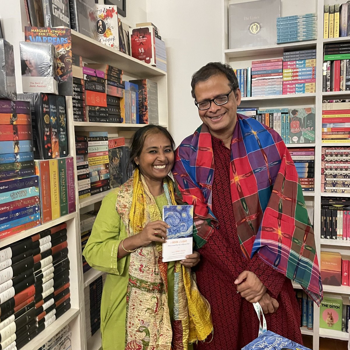 walkngbookfairs's tweet photo. Thank you, Jerry Pinto, champion of bookstores for this fabulous evening at our bookstore 🤍
#Bhubaneswar #BookSigning #SupportBookstores https://t.co/FxL41KHOOF