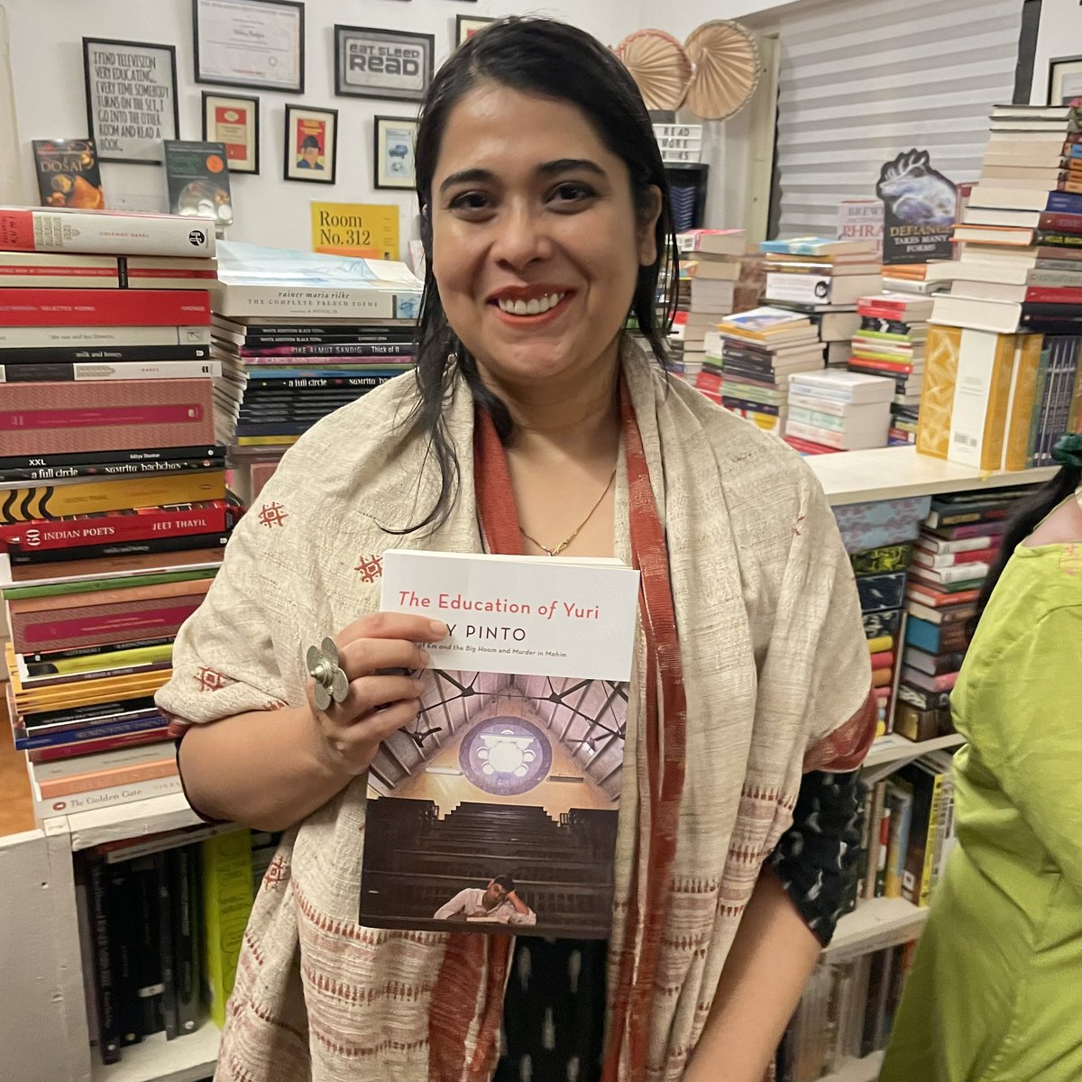 walkngbookfairs's tweet photo. Thank you, Jerry Pinto, champion of bookstores for this fabulous evening at our bookstore 🤍
#Bhubaneswar #BookSigning #SupportBookstores https://t.co/FxL41KHOOF
