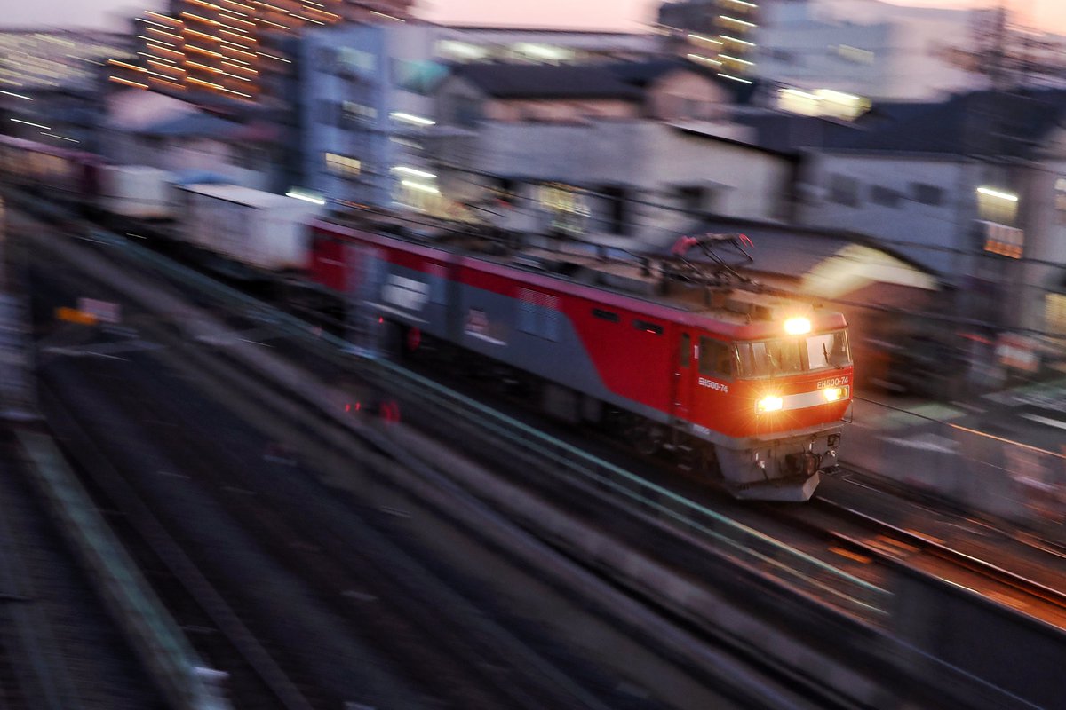 inemuri604's tweet photo. 昨日の夕方散歩のカットから
ちょっとは陽が延びてきたといえ17時半前は暗いので流し撮りの練習っす
OM-1と12-40/2.8の組合せは協力な手振れ補正とAFの食い付きのお陰で助かります
#EH500
#E257系
#サフィール
#omsystem
#OM1
#1240pro https://t.co/YhFua4su2C