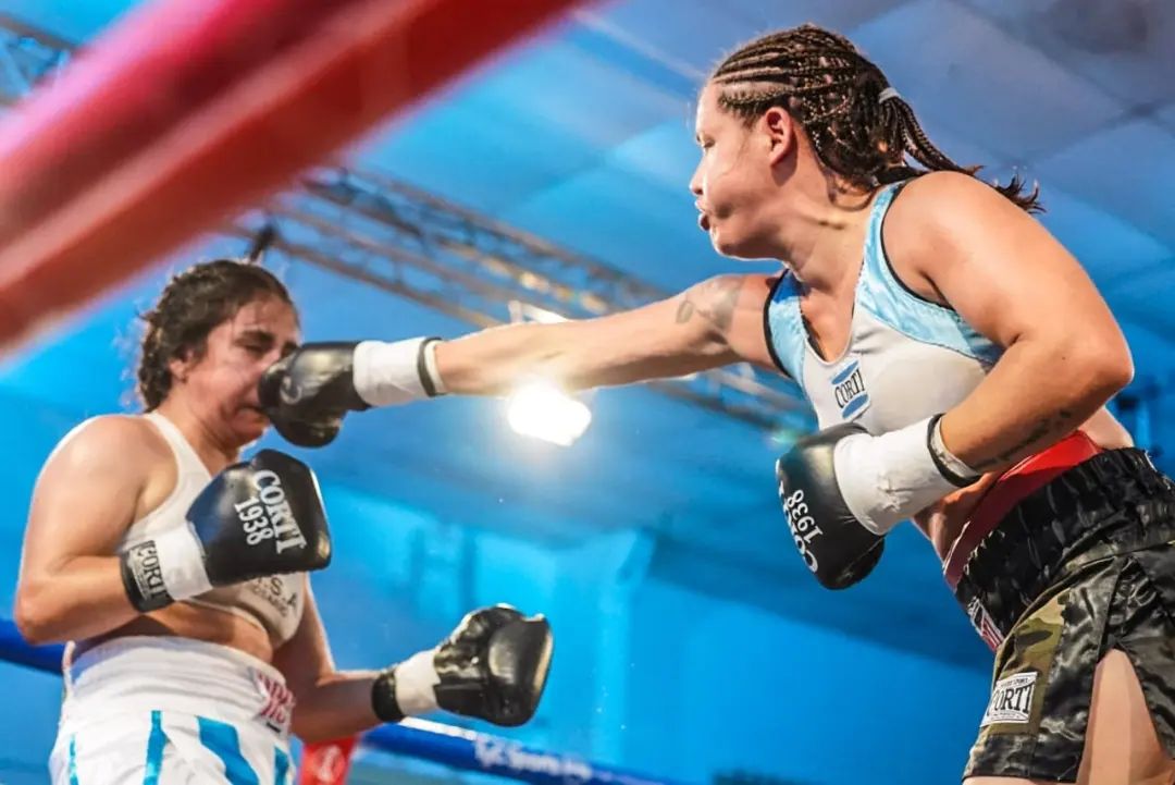 La ex monarca Daniela "La Bonita" Bermudez volvió al ring luego de una larga pausa consiguiendo una victoria ante Lilian Dolores "La Turquita" Silva hoy desde la localidad de San Lorenzo.

Las tarjetas: 79-73 x 2 y 80-72 todas en favor de Bermudez.

📸 <a href="/BoxeoDePrimera/">Boxeo de Primera</a>