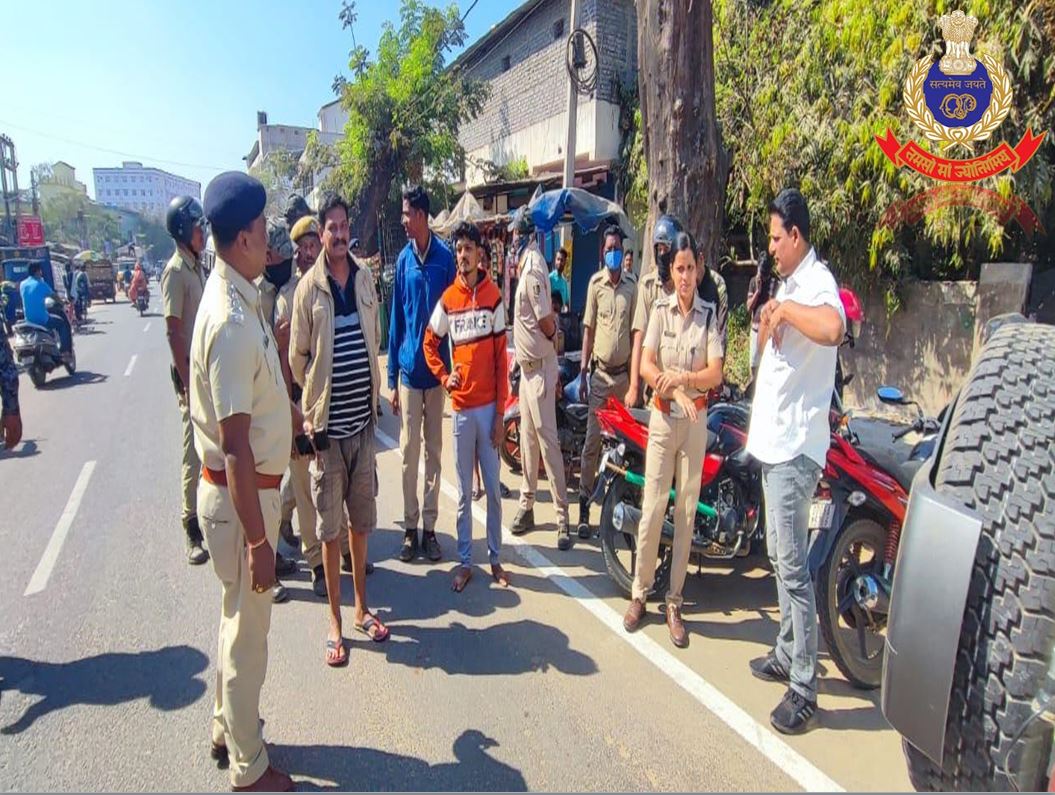 spbalangir's tweet photo. After getting complaint from public.
Town Police again arrested  Kishore Thela, Suru @ Suresh Bhoi, Ranjit @ Lulu Pradhan, Sitakanta Pradhan, Raju Bag and Bijaya Gaigaria who  were habitually selling illegal liquor and violating PR U/s-110 CrPC. https://t.co/GLrp0UAuZH