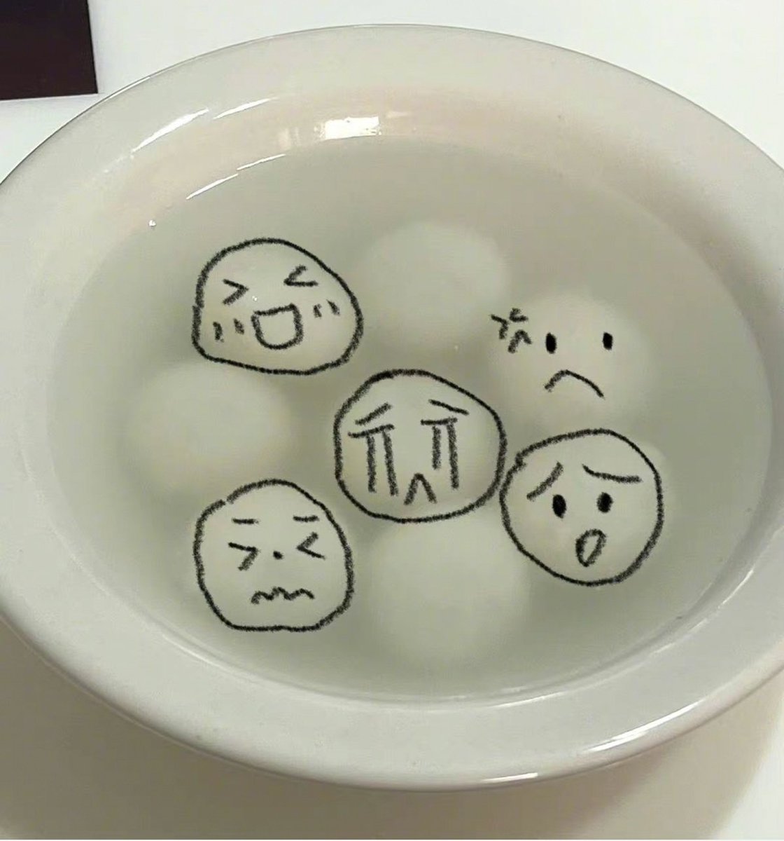 deer_meliss's tweet photo. 元宵节是吃汤圆还是吃元宵？这个话题把我看蒙了，一直以为汤圆的别称是“元宵”，两个不就是同一种食物吗？结果又说外表一样，其实做法完全不一样……#元宵汤圆傻傻分不清楚 https://t.co/OB8NyCR5Bz