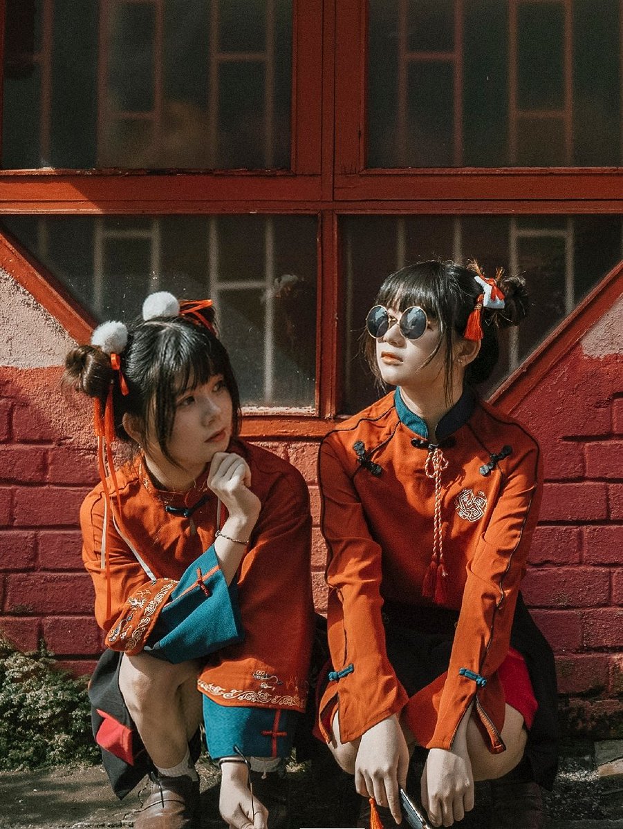 geminixyxt's tweet photo. 今天最后一天新年啦🥹 捞柑的捞柑 抛柑的拋柑🍊 祝大家捞个好姻缘 嘻嘻嘻 🌸🌸 （还是要捞我们 🫣
正月1️⃣5️⃣元宵节快乐哟！🏮🐰🐰

It's 15th day of the Lunar Chinese New Year!! HChap Goh Mei!!🐰🐰🏮

📸 Vannez Tai

#twins #双胞胎 #sisters #姐妹 #元宵 #teamsalty #TeamSaltyMY https://t.co/dNkrhcXcCZ