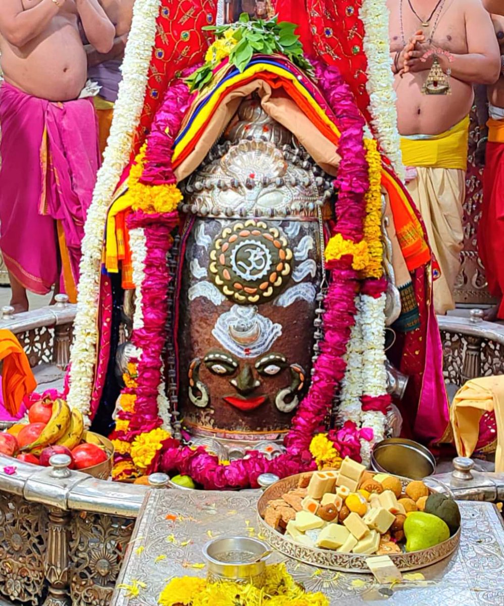 MahakalkaSevak's tweet photo. 🙏🌹जय श्री #महाकाल 🌹🙏
श्री #महाकालेश्वर_ज्योतिर्लिंग का आज का भस्मआरती श्रृंगार दिव्य दर्शन
🔱05 फरवरी 2023 ( रविवार ) विशेष पूर्णिमा पर्व 🔱🚩 https://t.co/BgJIQBlXTY