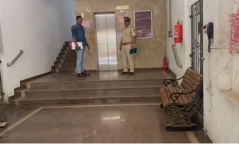 TOIMumbai's tweet photo. #UPDATE |Mumbai: Bandra Police reaches residence of Vinod Kambli to serve him a notice under Sec 41A CrPC, asking him to appear before Police &amp; record his statement. FIR registered against him on complaint of his wife wherein she accused him of thrashing&amp;verbally abusing her https://t.co/N6bUnQKYN2