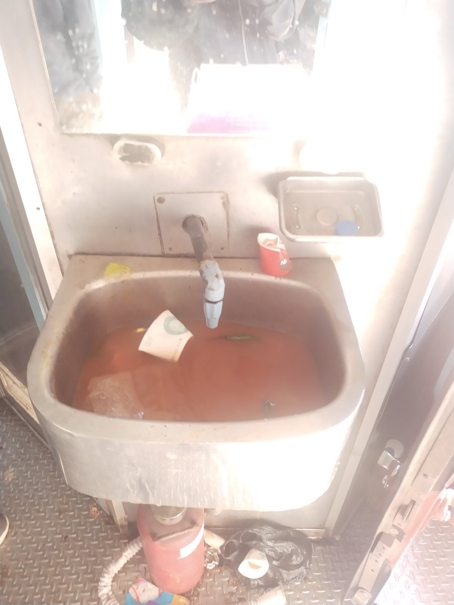 JakirSh66206289's tweet photo. @RailMinIndia @PIB_India @AshwiniVaishnaw @DarshanaJardosh @raosahebdanve #SwachRail https://t.co/te784qt1D9