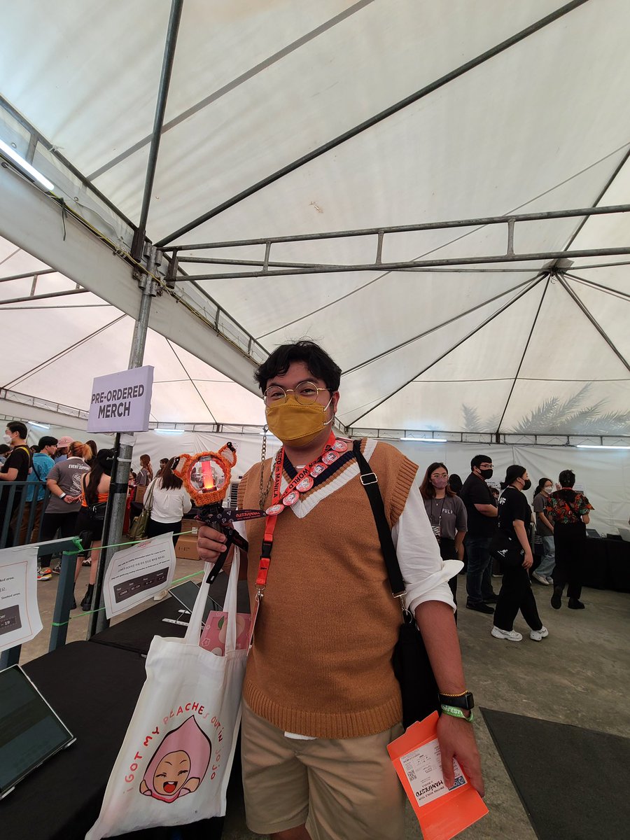 pulpliveworld's tweet photo. Make sure you’re one of the ENGENE who successfully paired their #officiallightstick here at the Pairing Booth for #MANIFESTO_IN_MANILA Day 3! 🧡 https://t.co/211iY7L6KD
