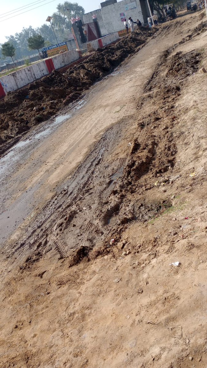 TarunRaheer's tweet photo. Construction of PTA road to Fatehgarhi (PKG. UP 2100) under PMGSY by Rural Engg. Dept., PIU-Aligarh. Contractor using sub-standard material, Garbage &amp; dung waste @ soil.Residents &amp; commuters facing issues. #scam @CMOfficeUP @SdmKhair @yadavakhilesh @anooppradhanbjp @Dm_Aligarh https://t.co/zmNvHu7rvV