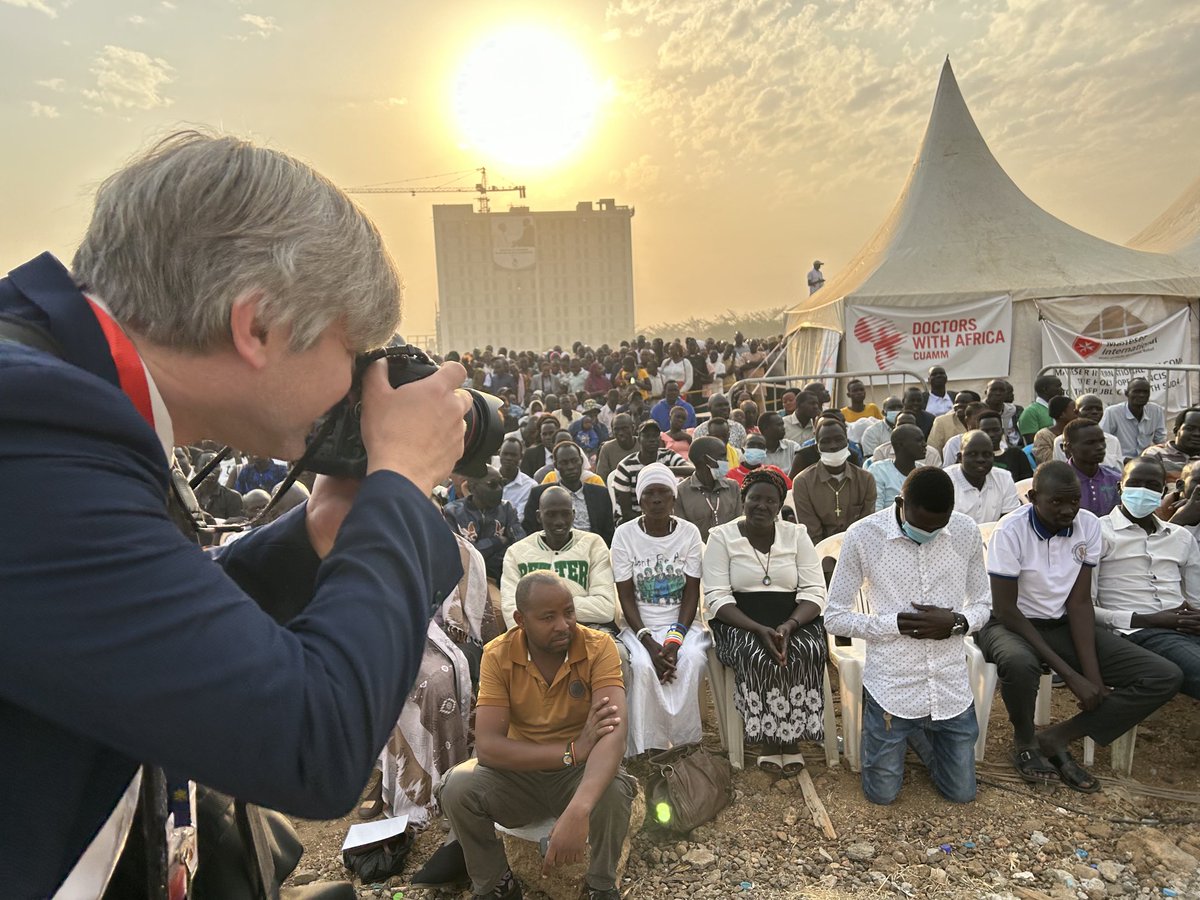 TrishaThomasAP's tweet photo. Last papal trip and last assignment for ⁦@CatholicNewsSvc⁩ for superstar photographer Paul Haring. The Vatican press corps will miss him!! https://t.co/2SwK7Dfb3v