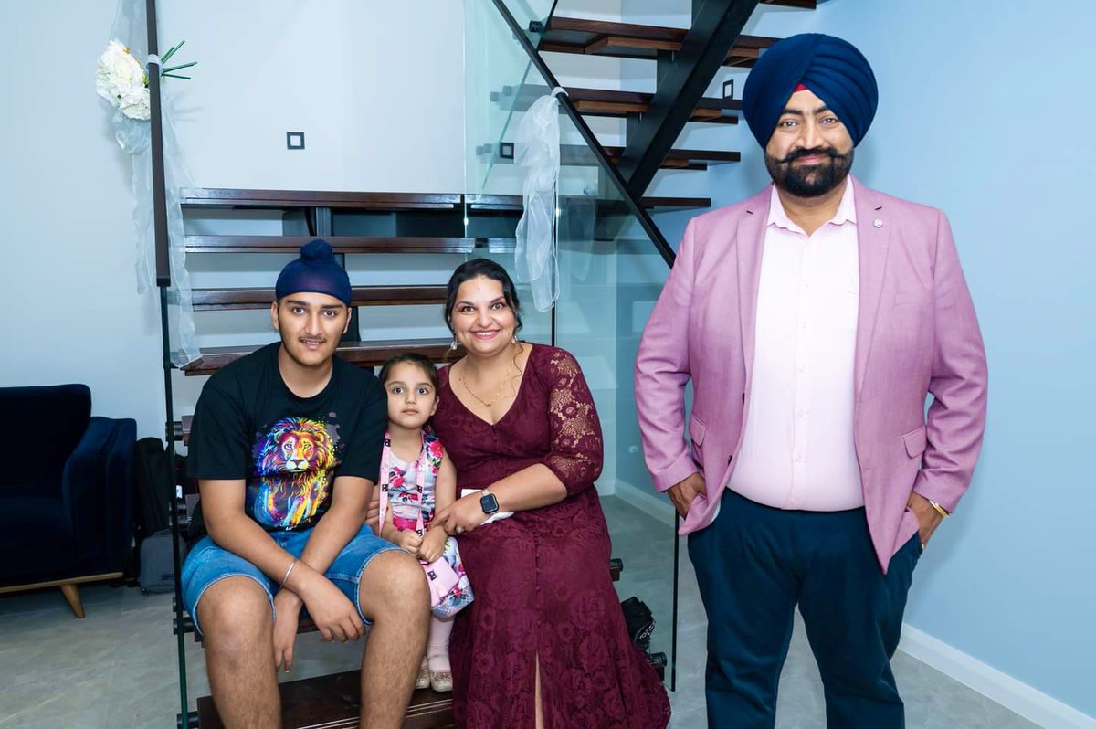 jugnu30's tweet photo. ਟੌਹਰ ਤਾਂ ਹੁੰਦੀ ਨੱਢੀਆਂ ਦੀ ਨੀ,
ਕੂਕਾਂ ਮਾਰਦੀਆਂ,ਗੱਡੀਆਂ ਦੀ ਨੀ,
ਫ਼ੇਲ-ਪਾਸ ਦੀ ਫਿਕਰ ਨਾ ਕਰਦੇ,
ਫ਼ੱਕਰਾਂ ਦਿਲ ਕਦੇ ਛੱਡਿਆ ਹੀ ਨਹੀਂ,

ਊਂ ਦੌਰ ਆਲਾ ਰਾਹ ਕਦੇ ਫ਼ੱਧਿਆ ਹੀ ਨੀ,
ਤੇਰੇ ਨਾੳਂ ਦਾ ਰੱਟਾ ਛੱਡਿਆ ਹੀ ਨੀ,
ਗ਼ੁੱਸਾ ਤਾਂ ਮੁੱਛ ਤੇ ਰੱਖਿਆ ਜੱਟ ਦੇ,
ਪਰ..ਦਿਲੋਂ ਤੈਨੂੰ ਮਿੱਠੀਏ..ਕਦੇ ਕੱਢਿਆ ਹੀ ਨਹੀਂ॥
#mahuana https://t.co/plOIXkYczi
