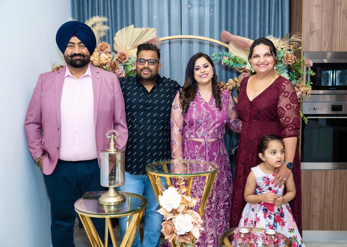 jugnu30's tweet photo. ਟੌਹਰ ਤਾਂ ਹੁੰਦੀ ਨੱਢੀਆਂ ਦੀ ਨੀ,
ਕੂਕਾਂ ਮਾਰਦੀਆਂ,ਗੱਡੀਆਂ ਦੀ ਨੀ,
ਫ਼ੇਲ-ਪਾਸ ਦੀ ਫਿਕਰ ਨਾ ਕਰਦੇ,
ਫ਼ੱਕਰਾਂ ਦਿਲ ਕਦੇ ਛੱਡਿਆ ਹੀ ਨਹੀਂ,

ਊਂ ਦੌਰ ਆਲਾ ਰਾਹ ਕਦੇ ਫ਼ੱਧਿਆ ਹੀ ਨੀ,
ਤੇਰੇ ਨਾੳਂ ਦਾ ਰੱਟਾ ਛੱਡਿਆ ਹੀ ਨੀ,
ਗ਼ੁੱਸਾ ਤਾਂ ਮੁੱਛ ਤੇ ਰੱਖਿਆ ਜੱਟ ਦੇ,
ਪਰ..ਦਿਲੋਂ ਤੈਨੂੰ ਮਿੱਠੀਏ..ਕਦੇ ਕੱਢਿਆ ਹੀ ਨਹੀਂ॥
#mahuana https://t.co/plOIXkYczi