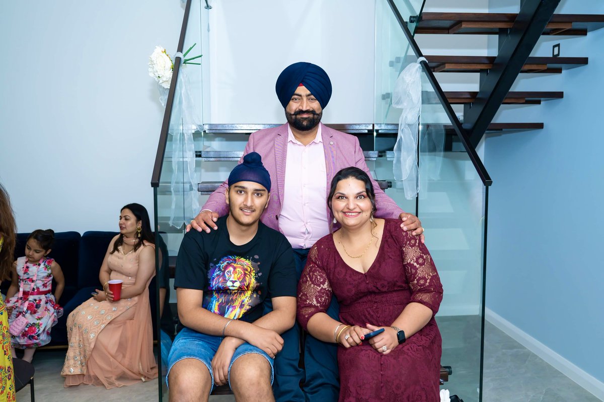 jugnu30's tweet photo. ਟੌਹਰ ਤਾਂ ਹੁੰਦੀ ਨੱਢੀਆਂ ਦੀ ਨੀ,
ਕੂਕਾਂ ਮਾਰਦੀਆਂ,ਗੱਡੀਆਂ ਦੀ ਨੀ,
ਫ਼ੇਲ-ਪਾਸ ਦੀ ਫਿਕਰ ਨਾ ਕਰਦੇ,
ਫ਼ੱਕਰਾਂ ਦਿਲ ਕਦੇ ਛੱਡਿਆ ਹੀ ਨਹੀਂ,

ਊਂ ਦੌਰ ਆਲਾ ਰਾਹ ਕਦੇ ਫ਼ੱਧਿਆ ਹੀ ਨੀ,
ਤੇਰੇ ਨਾੳਂ ਦਾ ਰੱਟਾ ਛੱਡਿਆ ਹੀ ਨੀ,
ਗ਼ੁੱਸਾ ਤਾਂ ਮੁੱਛ ਤੇ ਰੱਖਿਆ ਜੱਟ ਦੇ,
ਪਰ..ਦਿਲੋਂ ਤੈਨੂੰ ਮਿੱਠੀਏ..ਕਦੇ ਕੱਢਿਆ ਹੀ ਨਹੀਂ॥
#mahuana https://t.co/plOIXkYczi