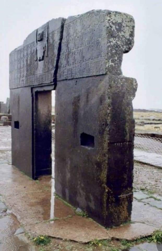 📸: Puerta del sol.
Tiahuanaco.

* La Puerta de piedra, es un portal arqueado tallado en un bloque de piedra de 10 tons.
La mitología preincaica dice que el dios Wiracocha (el Señor de los báculos), usaba esta puerta para pasar a nuestro mundo terrestre.