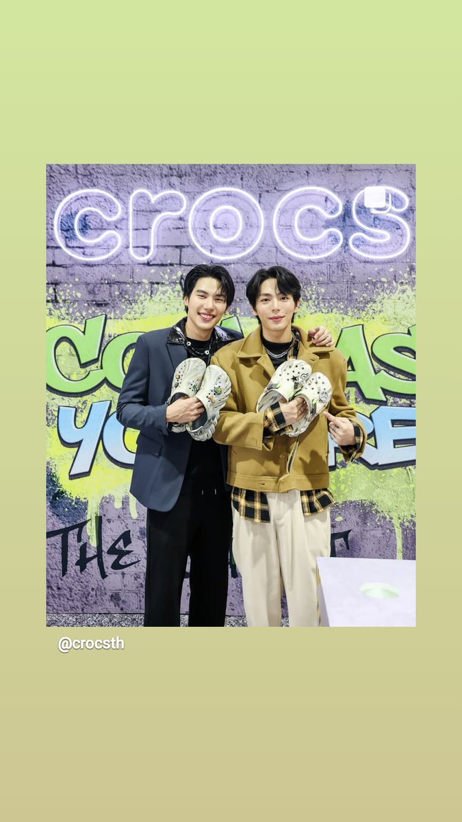withNew1's tweet photo. 推しと推しが一緒にお仕事🥰
#uppoompat 
#maxiiin_ 
#CrocsPresentSneakerPartyThailand2023 https://t.co/Thl5NlOXmC
