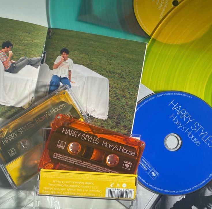 91ANZLIFE's tweet photo. 💿 HARRY STYLES VINYL CD  MERCH GIVEAWAY !! 💿

- 2 people win this set Harry's House!!
- must be following
- must rt and like this tweet

Ends on 21th February Good luck International!! https://t.co/dPpfwo9JiO