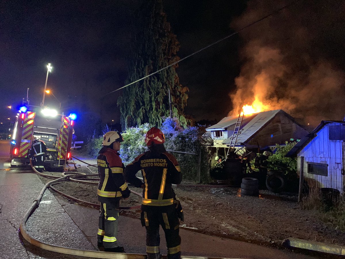 OctavaCBPM's tweet image. Nos encontramos trabajando con nuestro carro BX-8 en Incendio de vivienda en avenida Presidente Ibáñez esquina San Patricio. 🚒