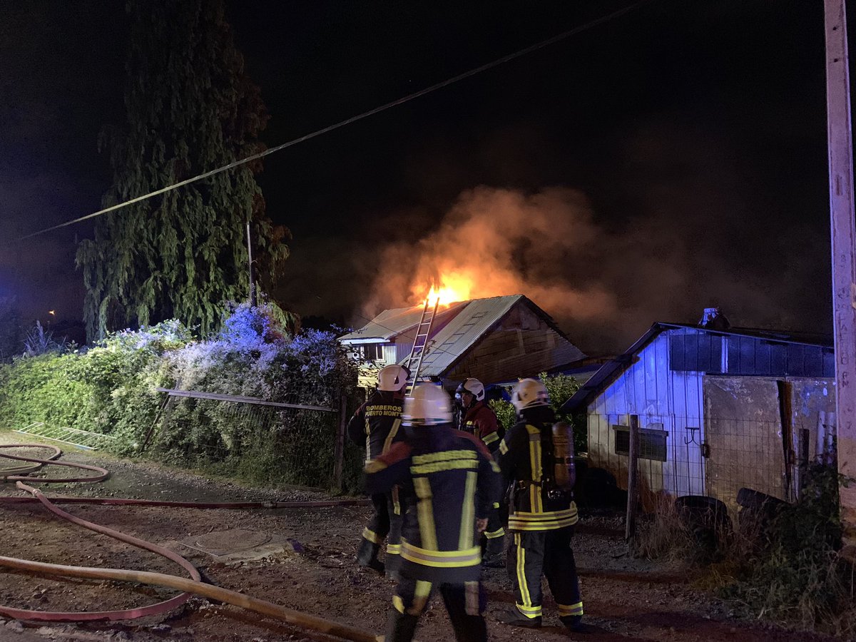 OctavaCBPM's tweet image. Nos encontramos trabajando con nuestro carro BX-8 en Incendio de vivienda en avenida Presidente Ibáñez esquina San Patricio. 🚒
