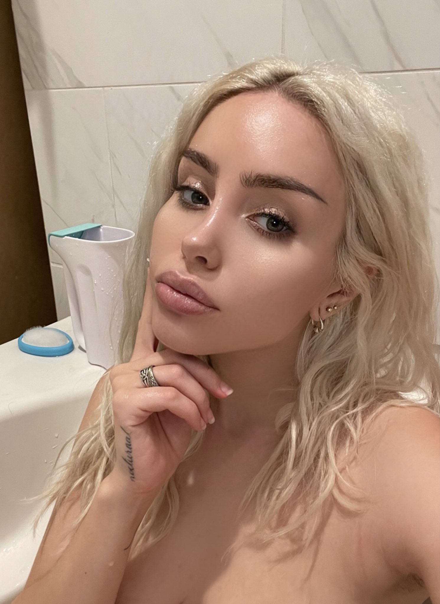 TW Pornstars - 1 pic. Naomi Woods. Twitter. Taking a bath to make myself  feel better 🤍🤍 mentally and. 5:30 AM - 5 Feb 2023