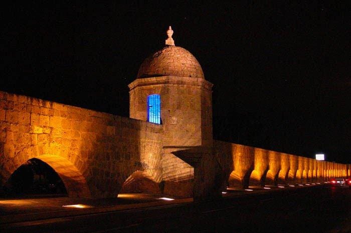 #BuenasNoches desde el acueducto de #Morelia, #Michoacán. 🌜
A lo largo de más de 1,700 metros de esta famosa construcción podrás encontrar 253 arcos que te transportarán a otra época. Visita #Morelia y conoce su emblemática arquitectura plasmada en los billetes de México. 💵