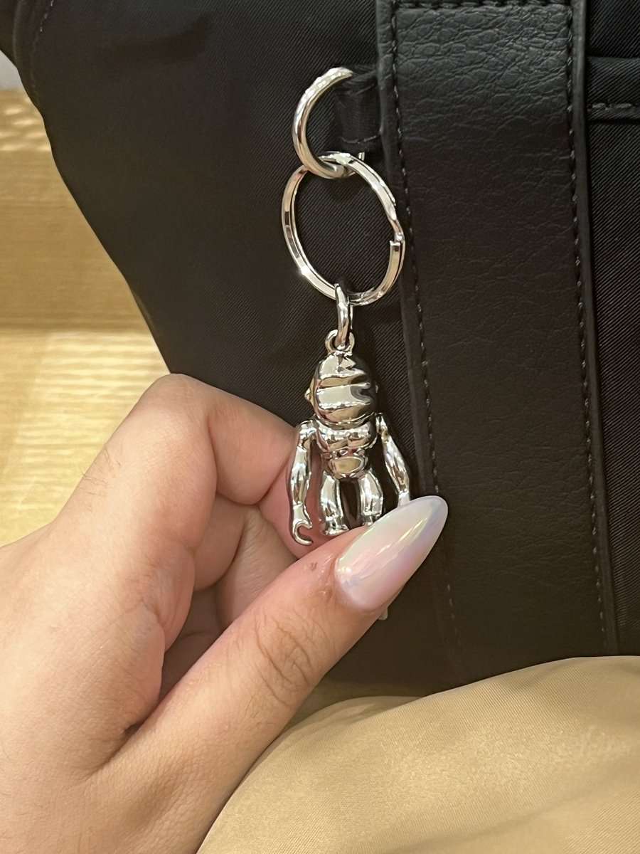 kwinbih's tweet photo. why would u change the cute fluffy kipling monkeys to lifeless metal monkey 😔💔 we have failed u https://t.co/kDl1Mr2Yk1