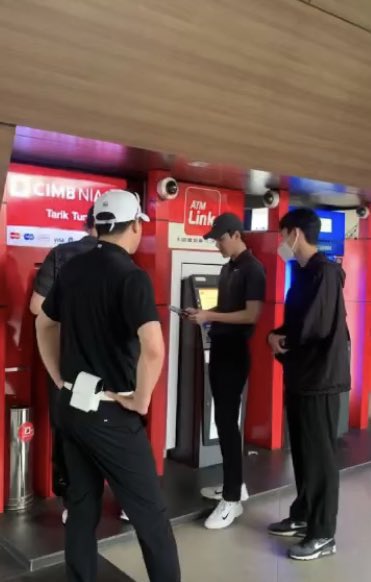 xunhuas's tweet photo. Sehun and Chanyeol were spotted golfing and in their golf attires at an ATM as well in Jakarta, Indonesia today‼️⛳️✨ https://t.co/TD5bDxPiFX