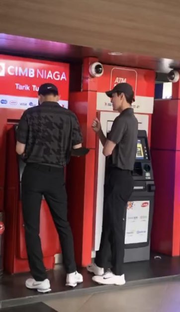 xunhuas's tweet photo. Sehun and Chanyeol were spotted golfing and in their golf attires at an ATM as well in Jakarta, Indonesia today‼️⛳️✨ https://t.co/TD5bDxPiFX