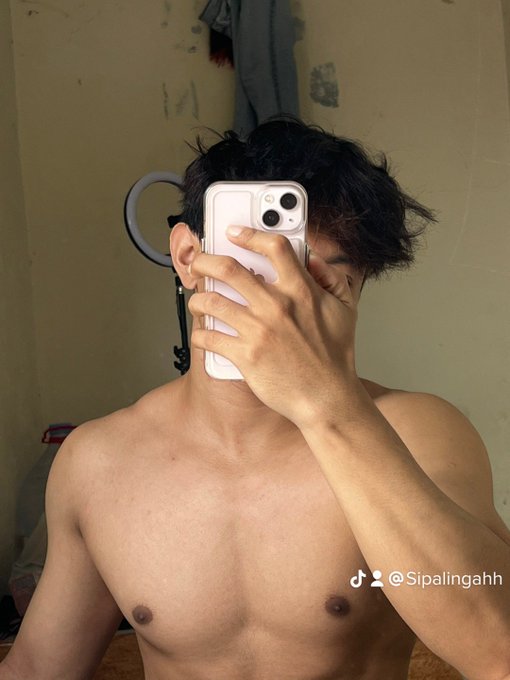 the shy one 🫣 https://t.co/vegdEvxLUz